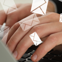 Das Beitragsbild zeigt eine Person beim Tippen auf einem Laptop, umgeben von stilisierten Briefumschlägen. Es symbolisiert den digitalen Versand wichtiger Dokumente und die sichere, nachvollziehbare sowie rechtskonforme Kommunikation mit dem eIDAS Brief. Die Darstellung steht für moderne digitale Zustellprozesse, qualifizierte elektronische Zustelldienste und eine effiziente Alternative zur klassischen Briefpost.