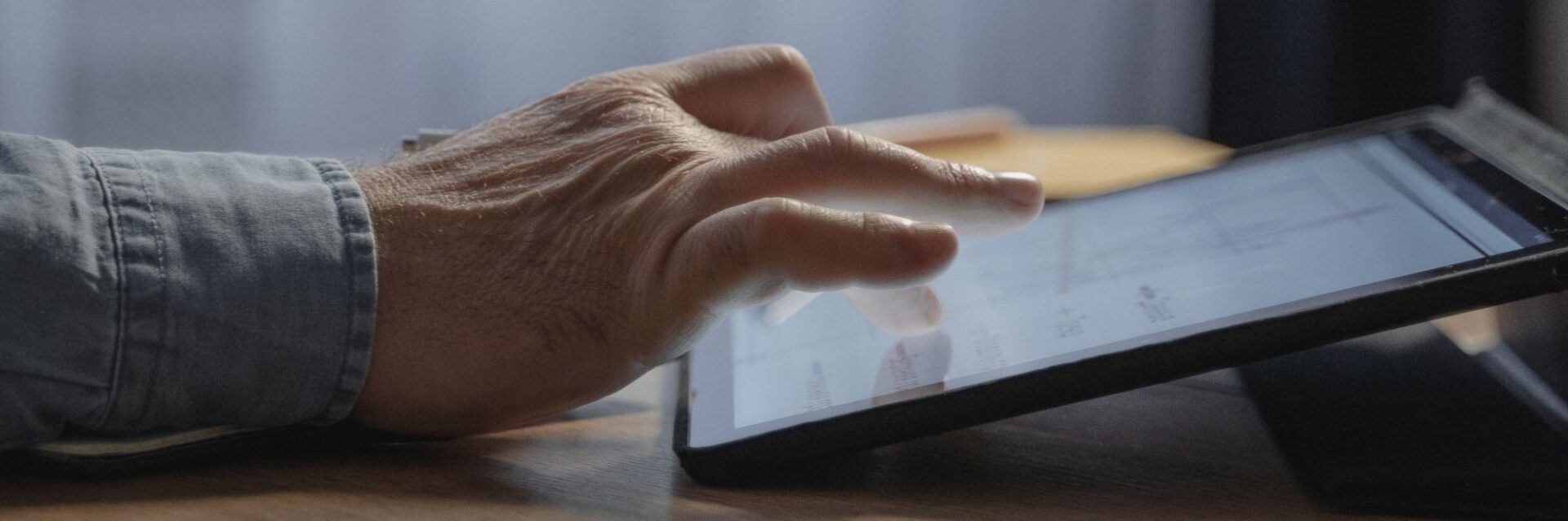Beitragsbild Blogartikel KI Vertragsanalyse