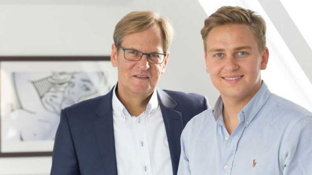 Jonathan Habicht ist seit 2016 als Berater für die digitale Transformation tätig. Nach dreijähriger Erfahrung in verschiedenen Startup-Unternehmen möchte er nun traditionelle Unternehmen auf das digitale Zeitalter vorbereiten und ihnen bei diesem Schritt helfen. Jonathan schreibt über digitale Transformation und technologische Trends.