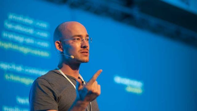 Christoph Magnussen ist Unternehmer seit seiner Schulzeit und hat nach seinem Studium in St. Gallen neben einer Social Media Agentur ein re-Commerce Startup aufgebaut, das in weniger als 5 Jahren von 1M auf 31M Umsatz gewachsen ist. Um das Unternehmen schneller zu entwickeln lag sein Fokus darauf, die Produktivität der einzelnen Mitarbeiter mit Hilfe von Online-Collaboration Tools zu steigern, statt einfach nur mehr Leute einzustellen.