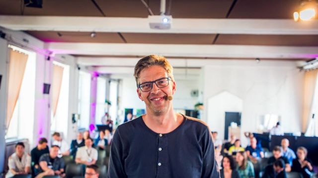 Carsten Rossi ist Geschäftsführer bei Kammann Rossi. Sein Hauptaugenmerk gilt der Digitalen Transformation seiner Kunden aus Unternehmenskommunikation und Marketing. Nach einem Studium der Vergleichenden Literaturwissenschaft arbeitete er als Kommunikationsberater für die Europäische Union und später auch für Kunden in den USA. 1997 gründete er seine erste Agentur. Als Berater für Novartis, Telefónica, Continental, Mann & Hummel und Würth entwickelt er heute Konzepte für das Social Business von morgen.