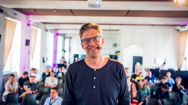 Carsten Rossi ist Geschäftsführer bei Kammann Rossi. Sein Hauptaugenmerk gilt der Digitalen Transformation seiner Kunden aus Unternehmenskommunikation und Marketing. Nach einem Studium der Vergleichenden Literaturwissenschaft arbeitete er als Kommunikationsberater für die Europäische Union und später auch für Kunden in den USA. 1997 gründete er seine erste Agentur. Als Berater für Novartis, Telefónica, Continental, Mann & Hummel und Würth entwickelt er heute Konzepte für das Social Business von morgen.