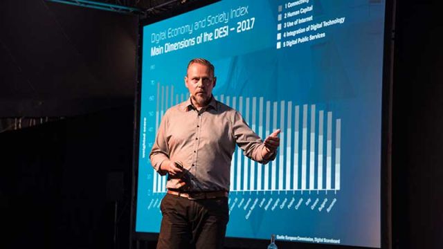 Mario Dönnebrink ist Vorstand (COO) der d.velop AG in Gescher. Er verantwortet das operative Geschäft, die Go-to-Market-, Portfolio- und Service-Strategie der d.velop Gruppe. Dönnebrink forciert in seiner Arbeit die Bereitstellung von mobilen Mehrwertdiensten zwischen Organisationen und Endkunden sowie die intelligente Erfassung, Klassifizierung und digitale Verarbeitung von Dokumenten aller Art.