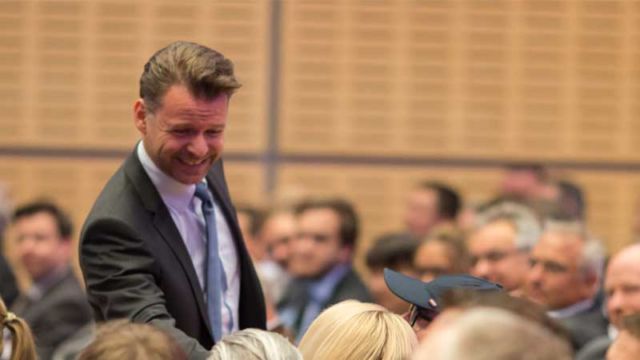 Dr. Tobias Kollmann -
Laut der Zeitschrift Business Punk (02/2014) gehört Prof. Dr. Tobias Kollmann als Forscher, Ausbilder Berater, Experte, Investor aber auch politischer Vordenker zu den 50 wichtigsten Köpfen der deutschen Startup-Szene. Er ist Inhaber des Lehrstuhls für E-Business und E-Entrepreneurship an der Universität Duisburg-Essen und befasst sich seit 1996 mit wissenschaftlichen Fragestellungen rund um die Themen Internet, E-Business und E-Commerce. Tobias Kollmann auf dem d.velop forum