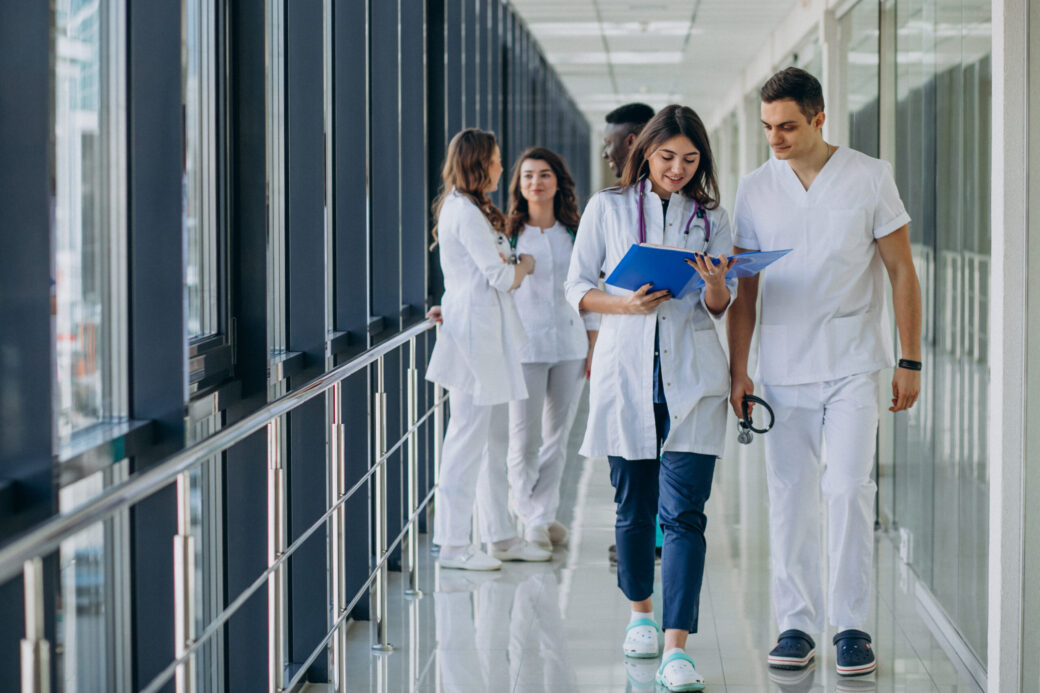 Fachärzte im Korridor des Krankenhauses