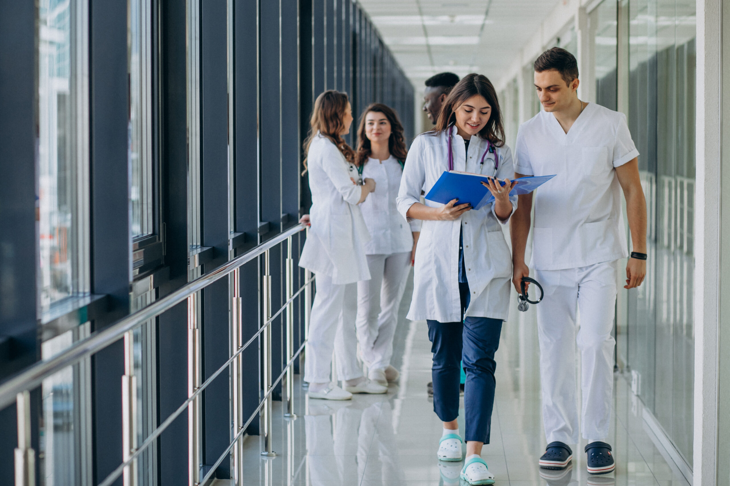 Fachärzte im Korridor des Krankenhauses