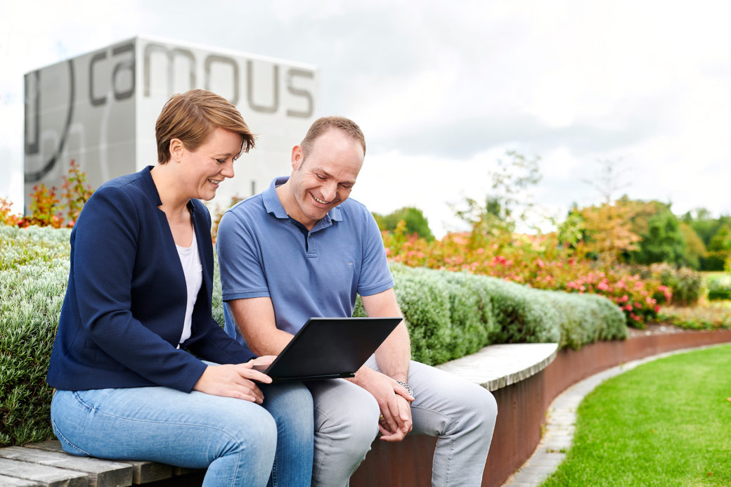 d-velop Mitarbeiter draußen mit Laptop