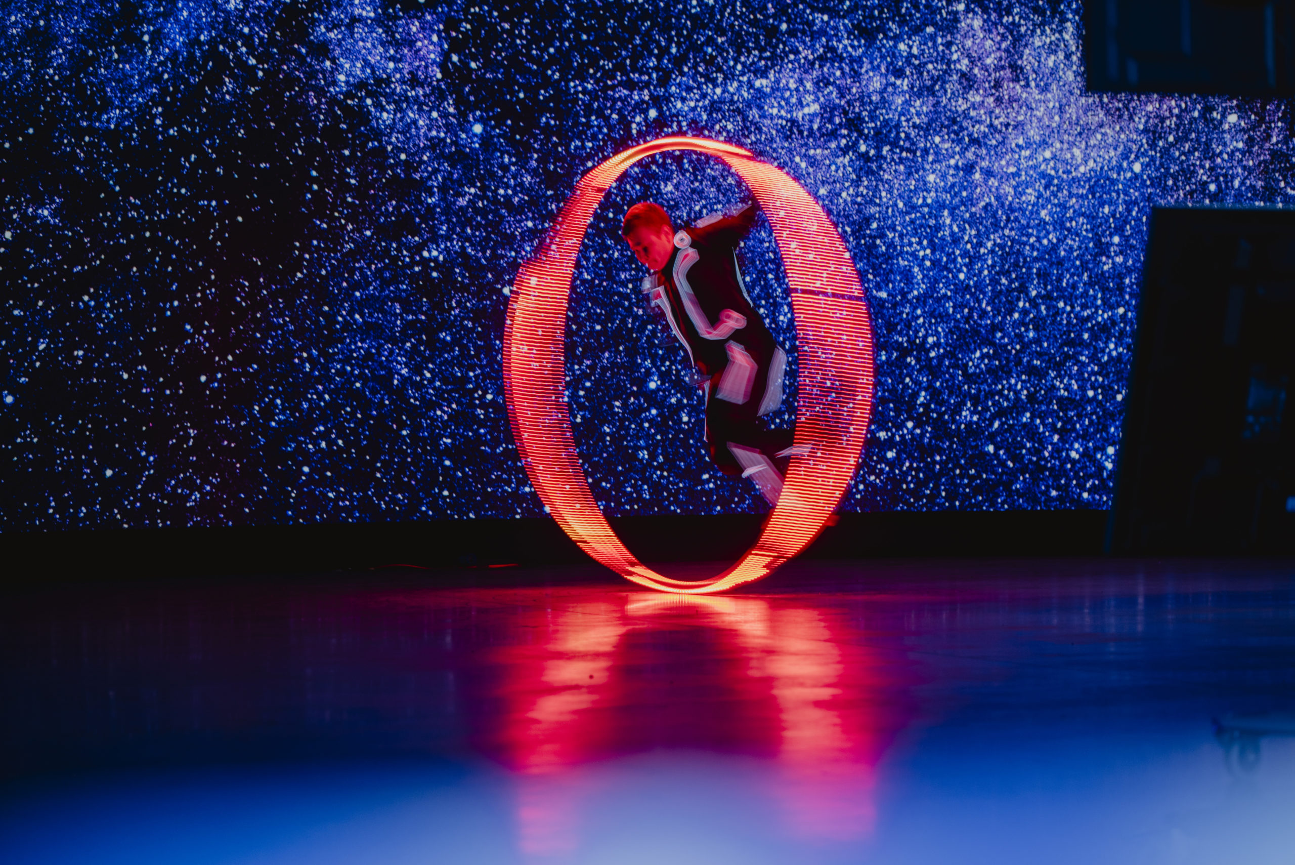 Artist Anton begeisterte beim d.velop forum mit seinem Cyr-Wheel