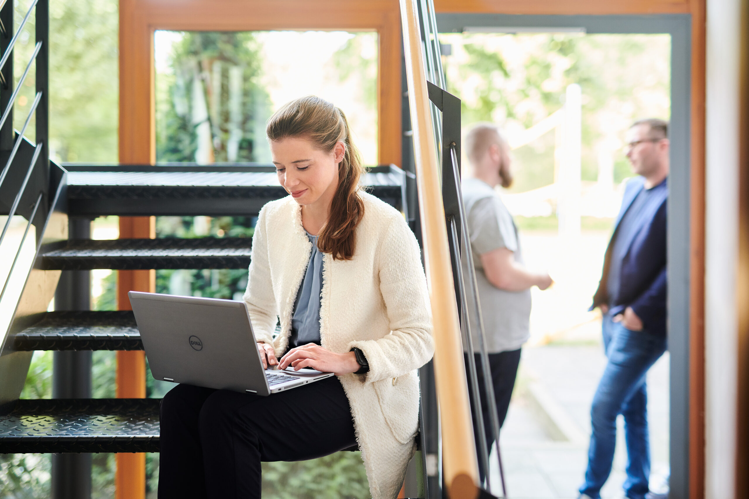 Mitarbeiterin arbeitet am Laptop im Sharepoint Online mit d.velop
