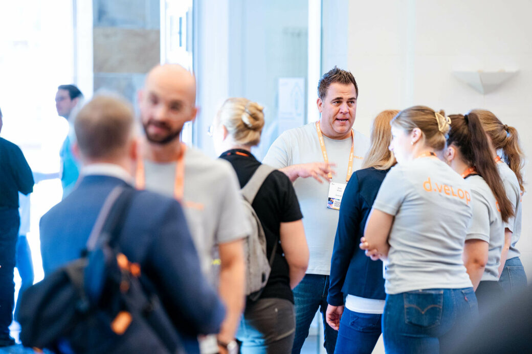 Networking im Foyer bei den public sector days 2023
