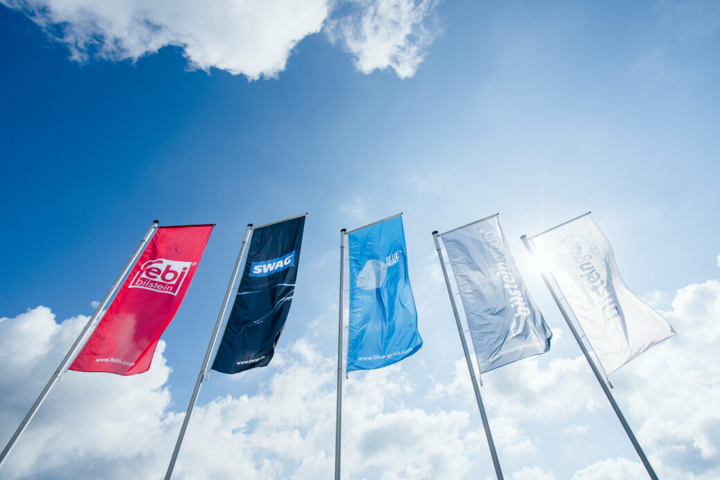 Marken-Beflaggung der bilstein group am Unternehmensstammsitz in Ennepetal (febi)