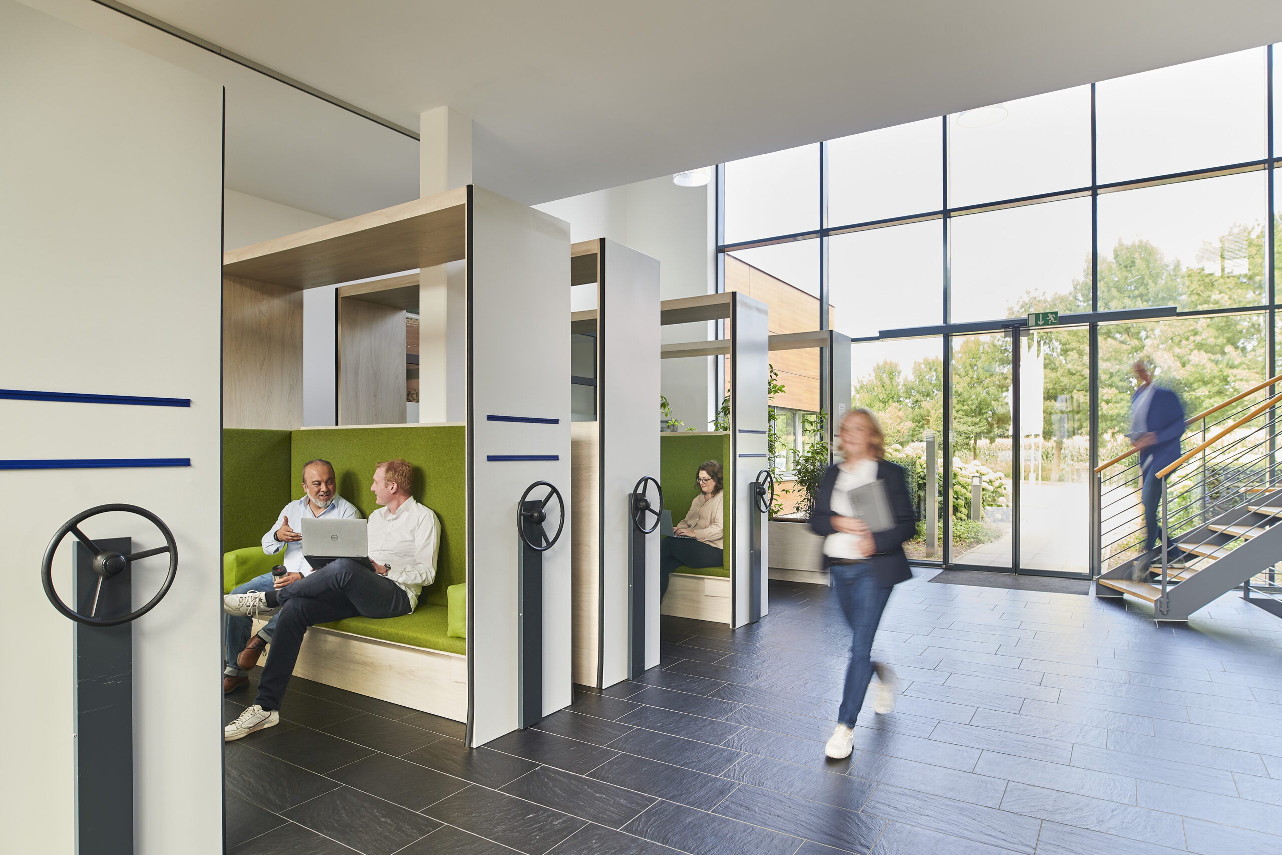 Reges Treiben von Menschen im Foyer auf dem d.velop campus