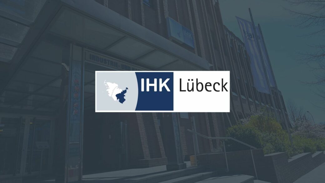 Logo der Industrie- und Handelskammer zu Lübeck vor einem Hintergrundbild