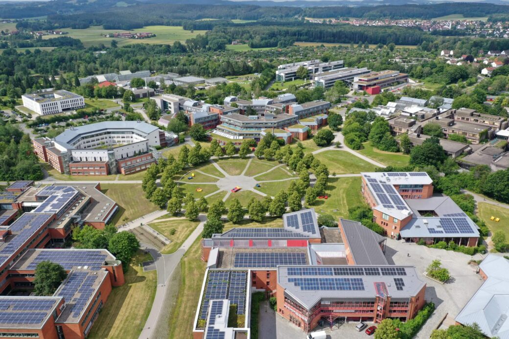 Foto aus der Vogelperspektive vom Campus der Universität Bayreuth