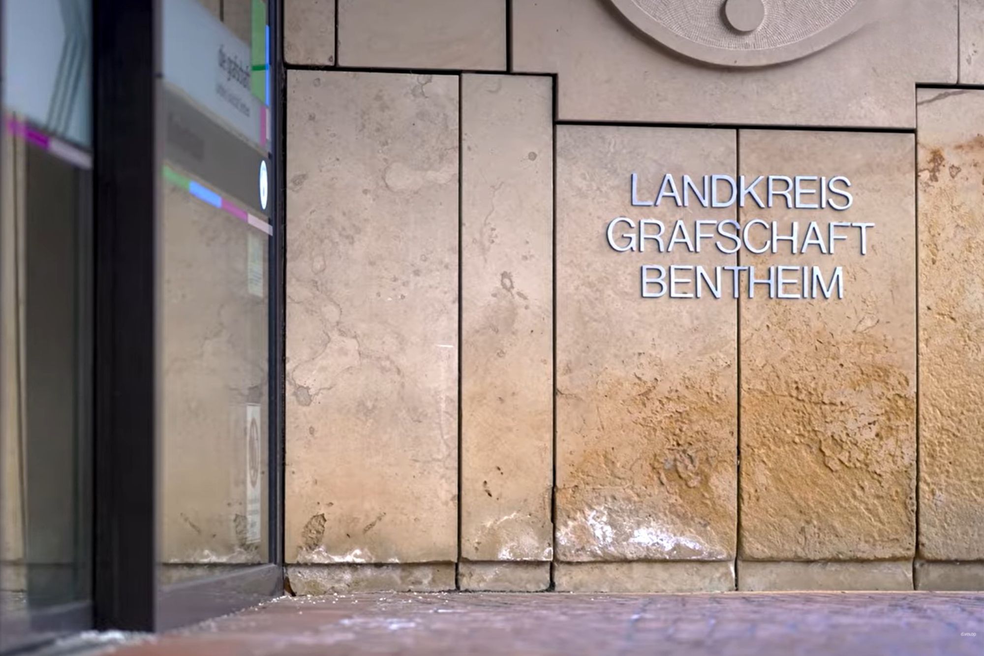 Das Logo vom Landkreis Grafschaft Bentheim beim Kreishaus