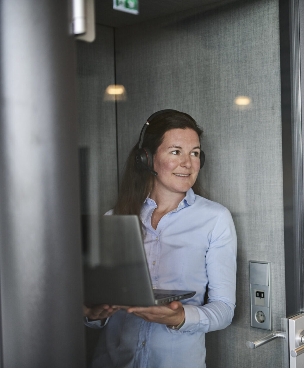 Eine d.velop Mitarbeitende ist im Gespräch über einen Vertrag