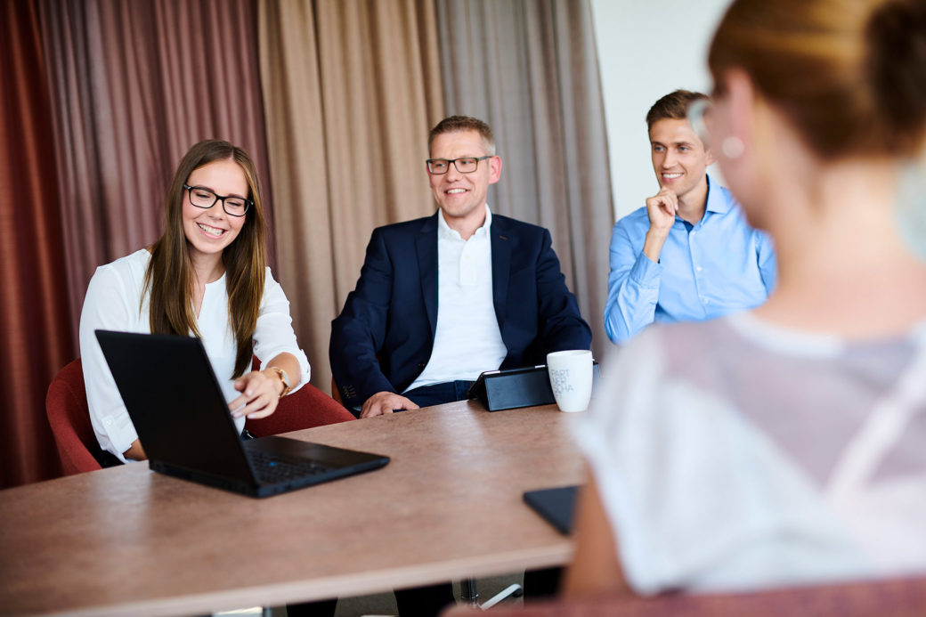 d-velop Mitarbeiter Meeting mit Laptop