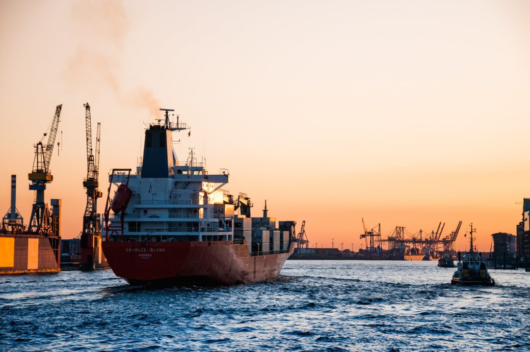 d.velop Branche Schifffahrt Containerschiff in Hamburg auf der Elbe
