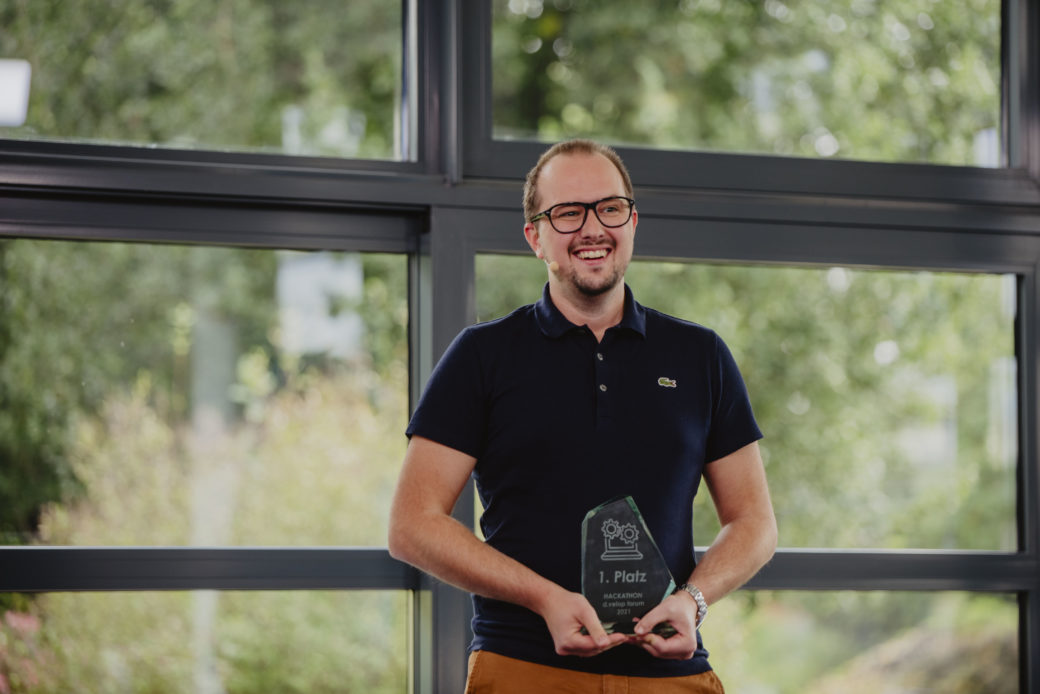 Stefan Schweiger (alphaflow GmbH) freut sich über den Sieg seines Teams beim d.velop Hackathon