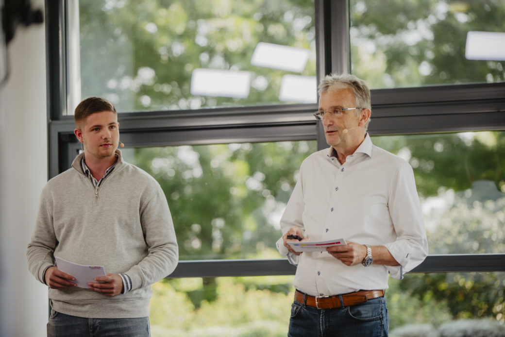 Daniel Vordonarakis (links) und Alfons Tröster von Ernstings Family stellen die Digitalisierungsstrategie des Traditionsunternehmens vor