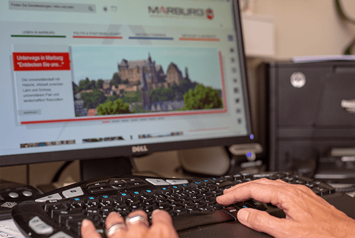 Arbeitsplatz bei der Stadtverwaltung Marburg vor dem PC mit Tastatur