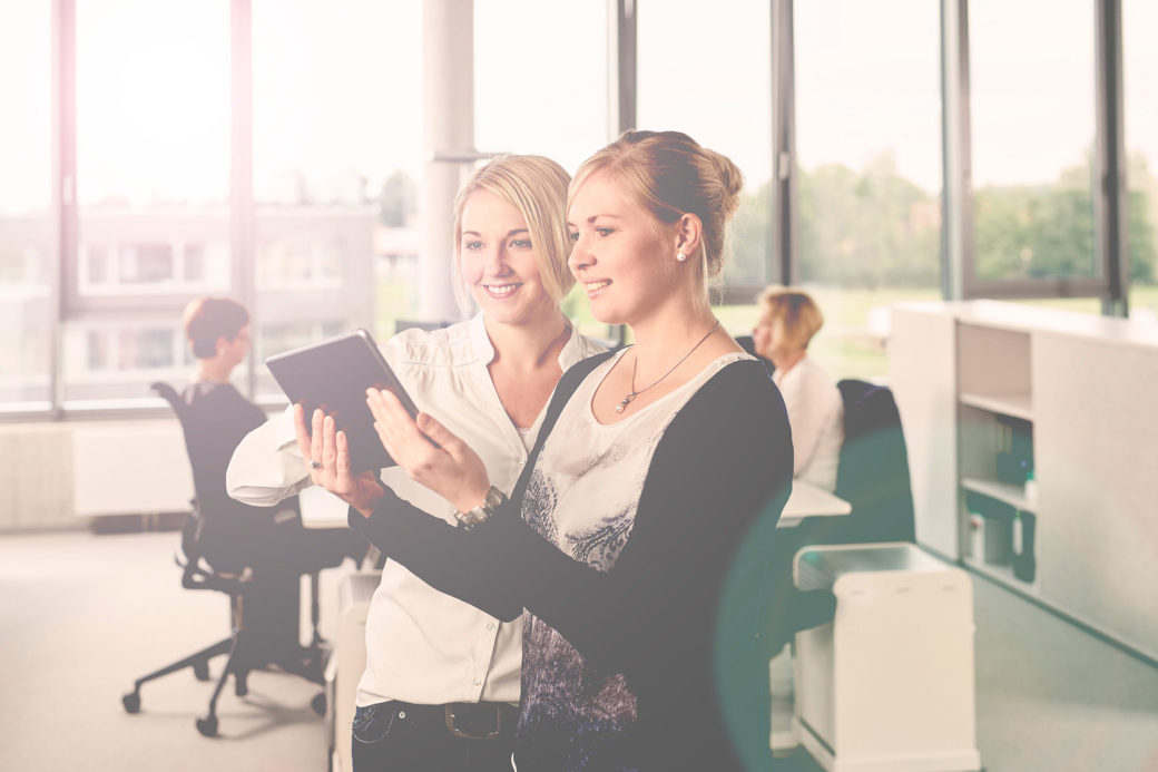 d.velop MItarbeiter:innen mit Tablet