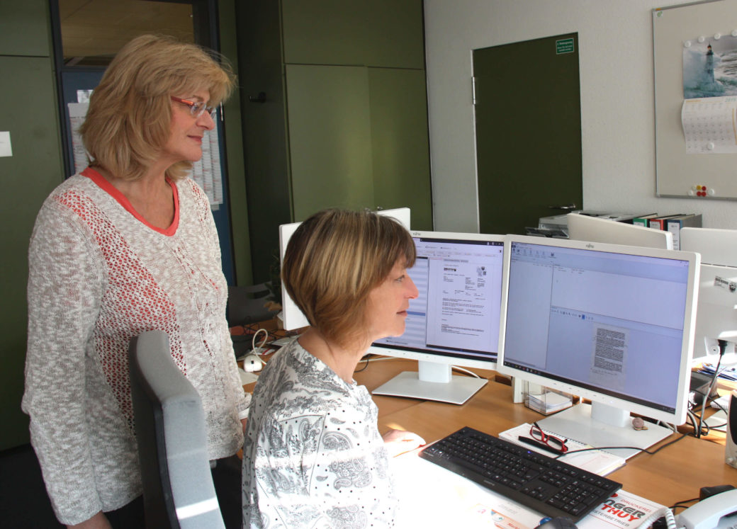 Mitarbeitende Landratsamt Ansbach arbeiten mit DMS-System am PC