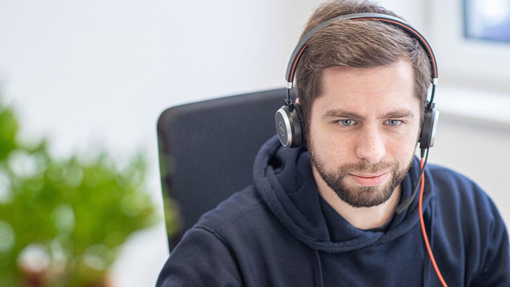 Mitarbeiter mit Headset