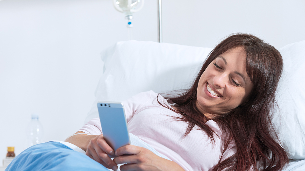 Patienten informiert sich im digitalen Patientenportal auf ihrem Smartphone