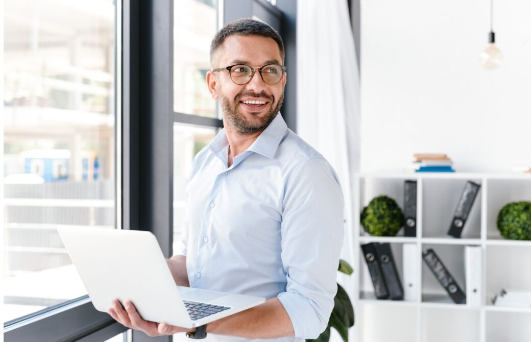 Junger Mann aus dem Finanzwesen arbeitet mit d.velop Software