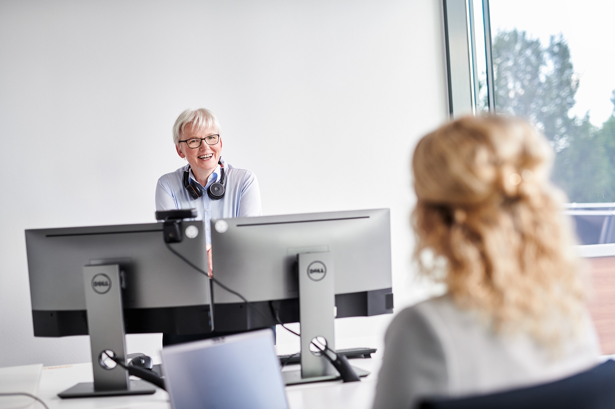 Zufriedene d.velop Mitarbeitende dank Dokumentenmanagementsystem