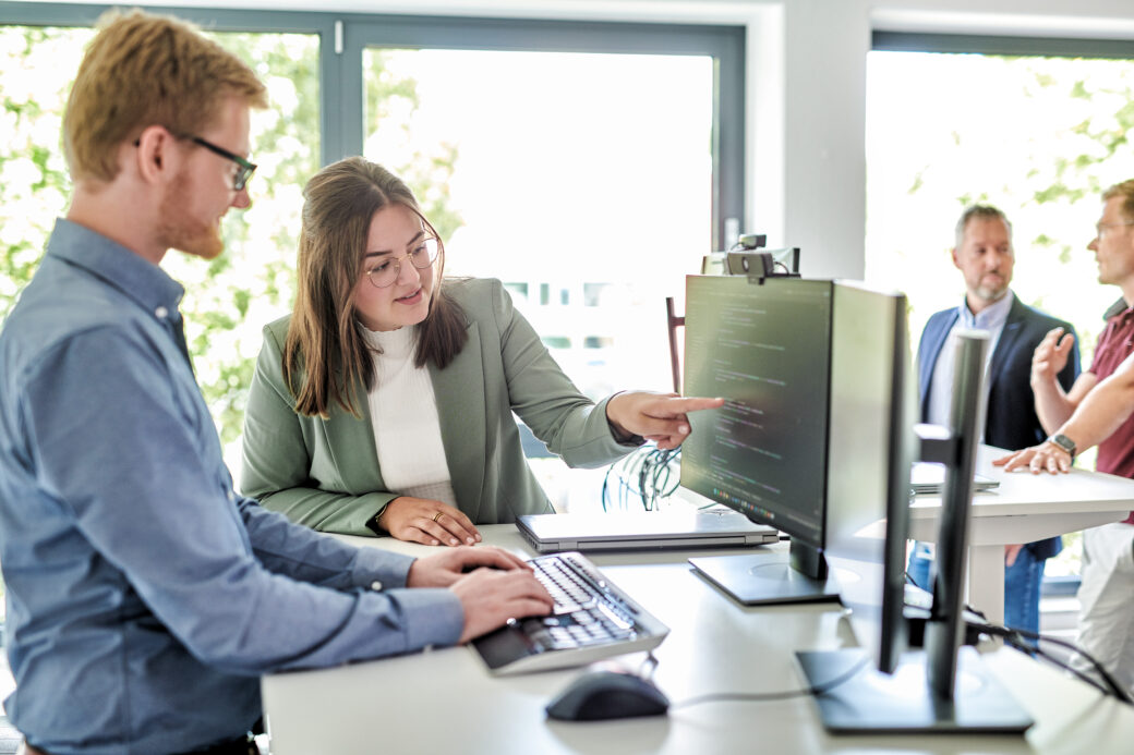 Digitalisierung Finanzwesen: Bankmitarbeiterin schaut sich digitalen Kreditvertrag im Finanzunternehmen an