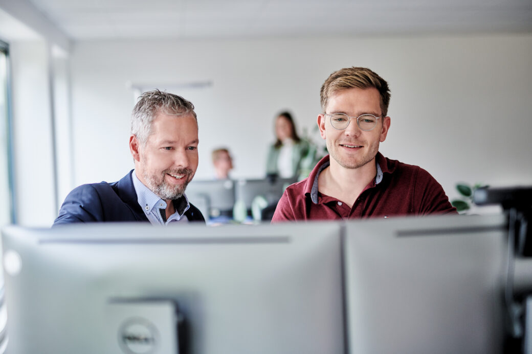 Zwei Personen schauen das Webinar zum Thema Dokumentenmanagement