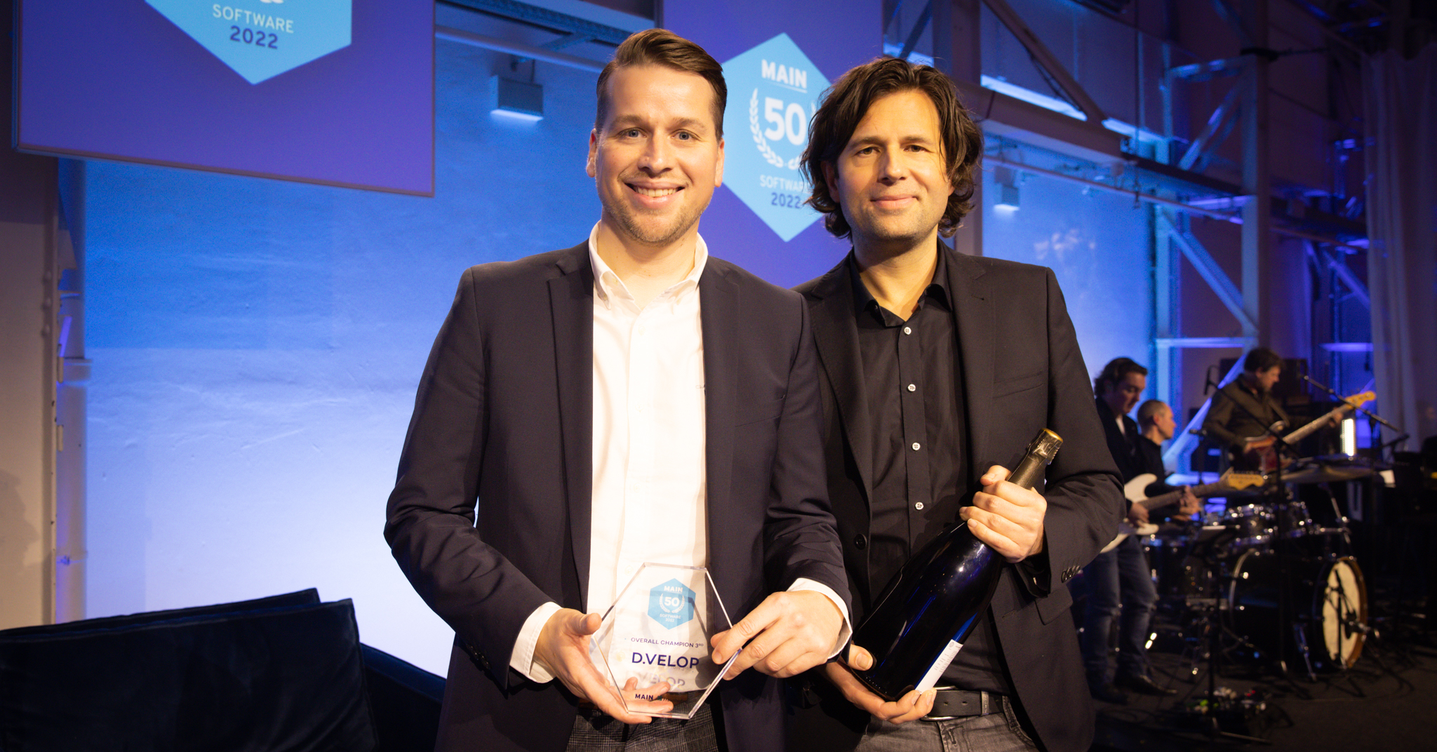 Sebastian Evers (links) und Rainer Hehmann, Vorstände von d.velop, bei der Preisverleihung der MAIN Software 50 Awards 2022