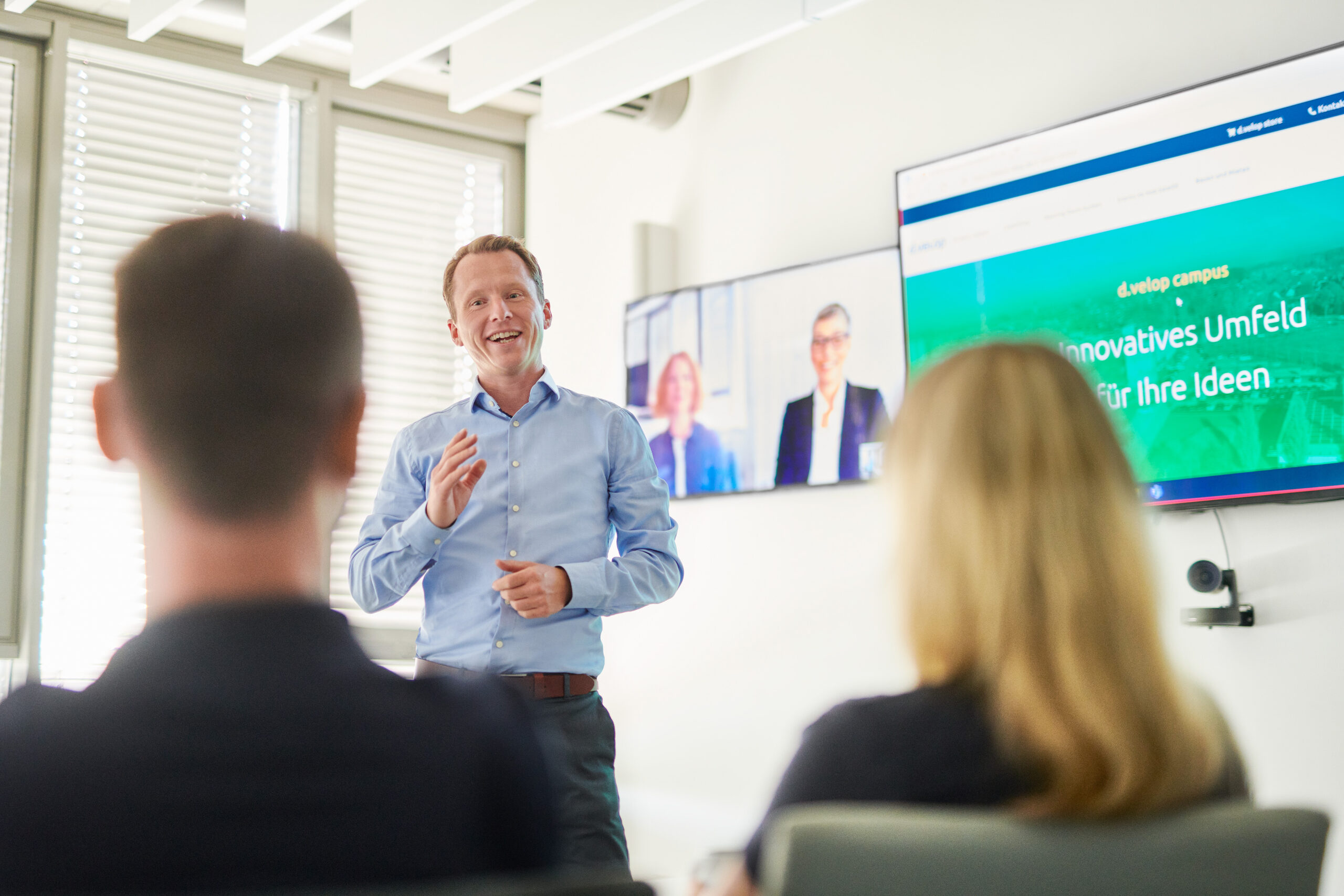 Mitarbeiter haelt ein Webinar ueber Microsoft 365