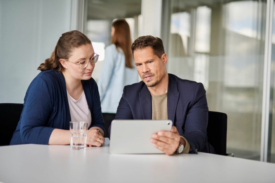 zwei zufriedene Mitarbeiter dank eines digitalen DMS