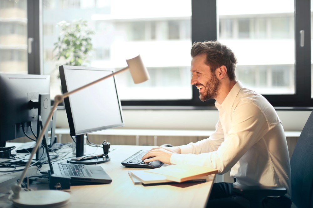 Mann bearbeitet Reklamationen von Handelsware im Industrieunternehmen