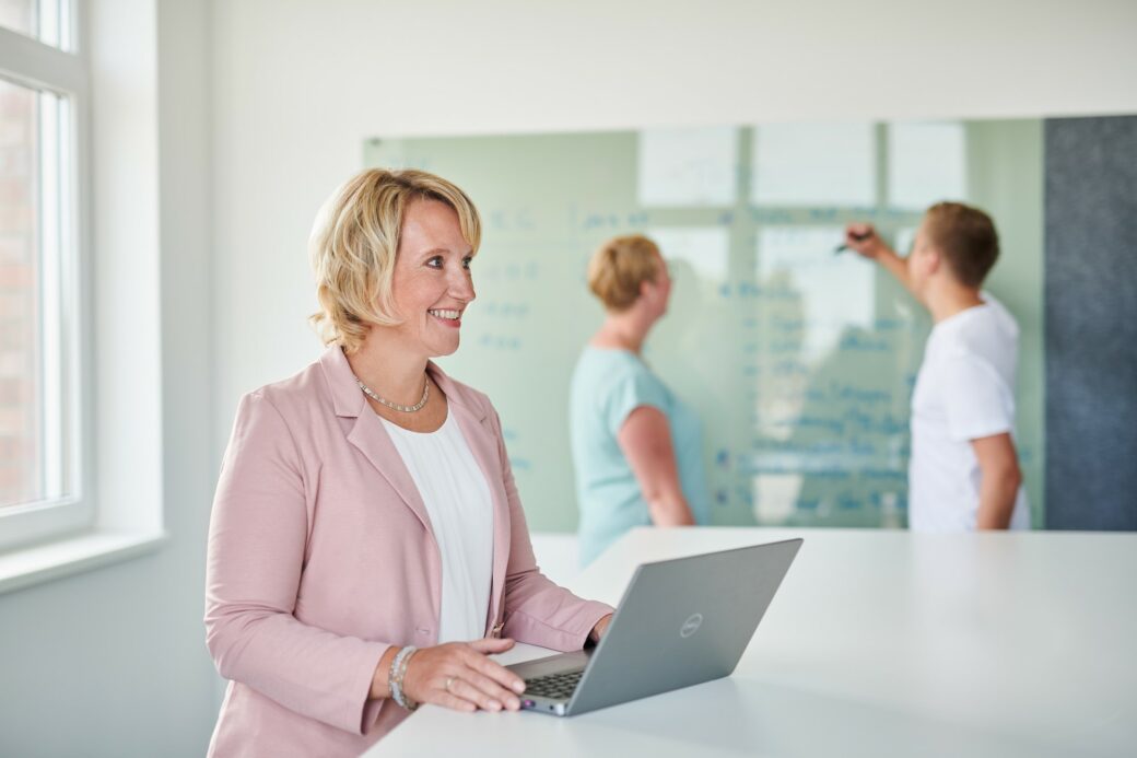 Frau schaut sich ein Webinar auf dem Laptop an