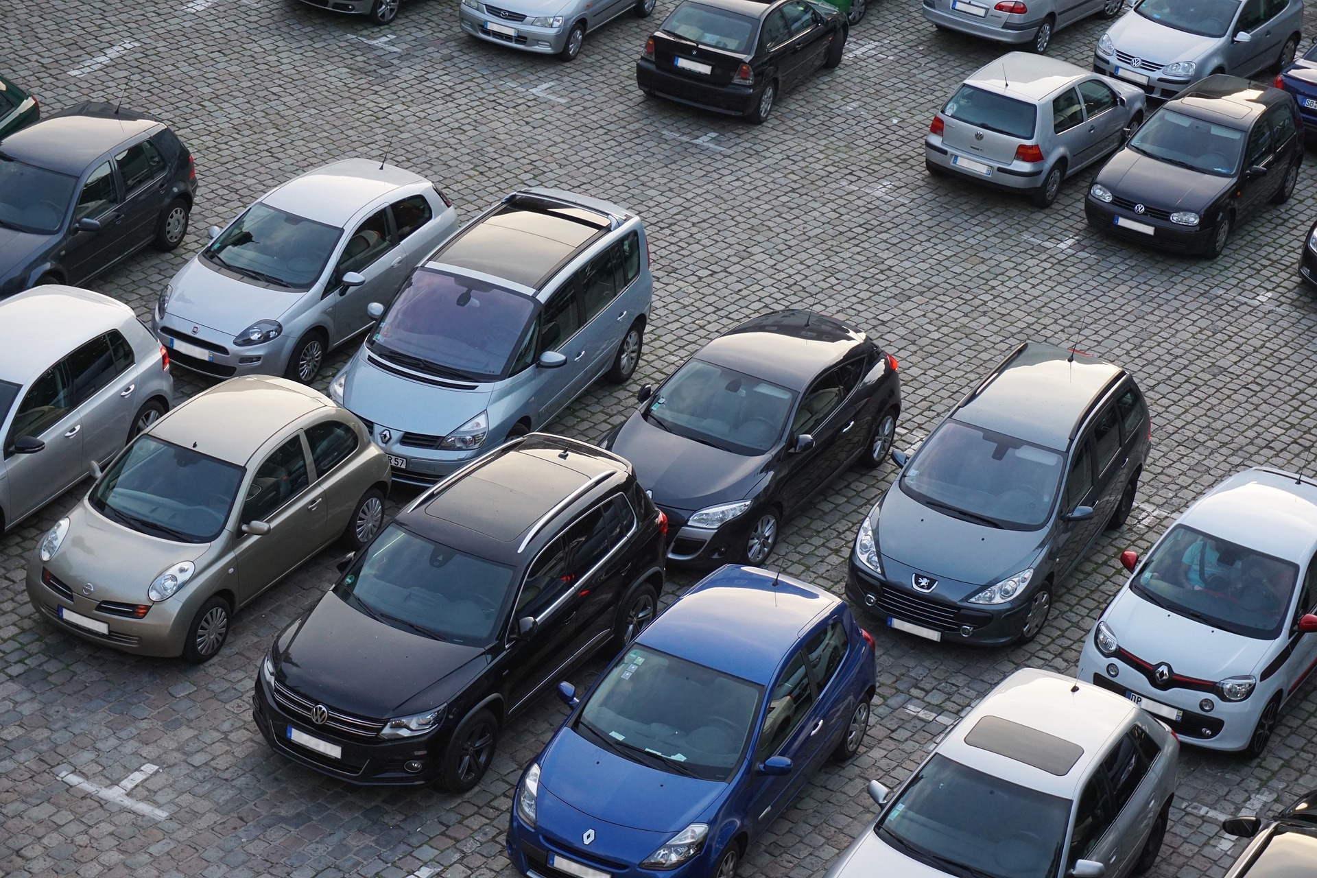 Bild zeigt parkende Autos
