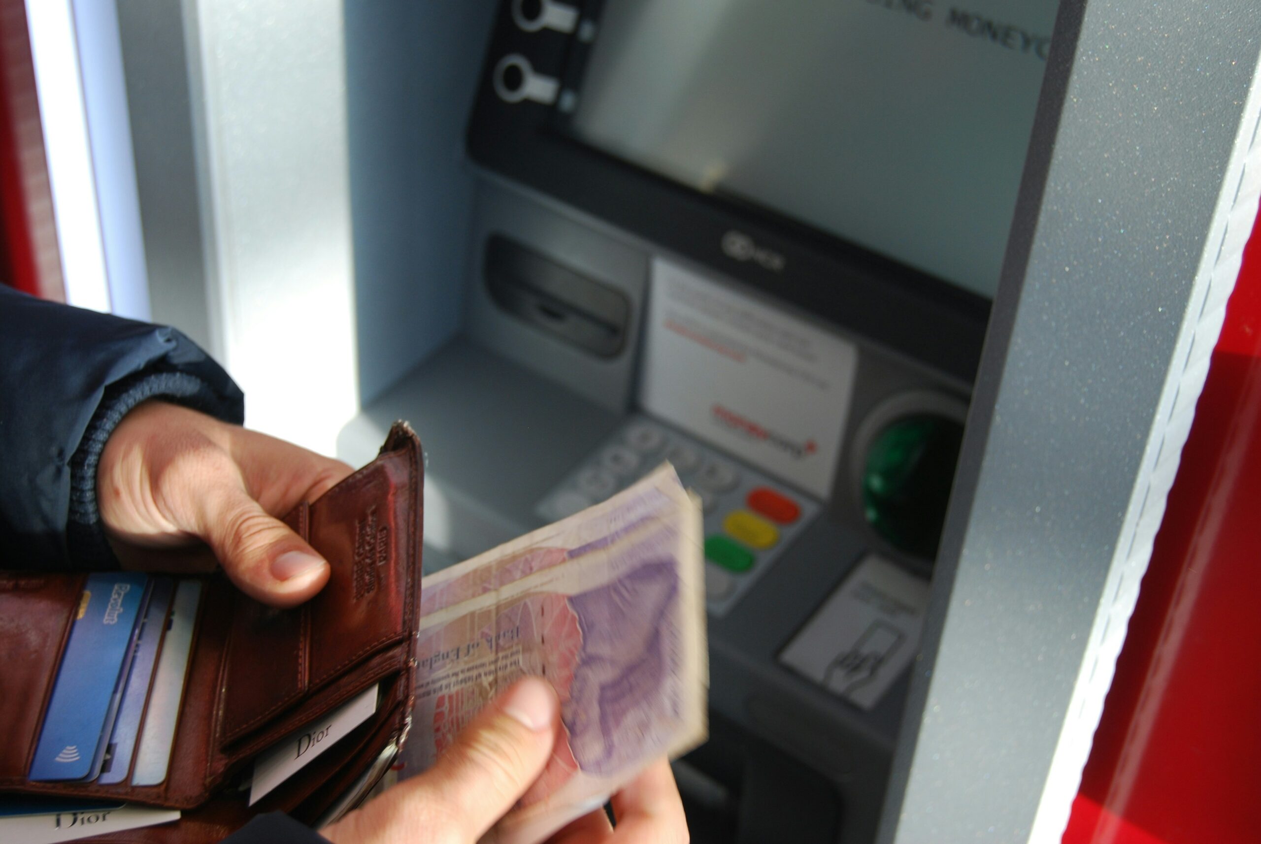 Digitalisierung Finanzwesen Kredit an Bankautomat abholen