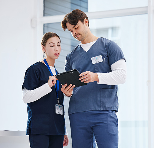 Ärzte mit einem Tablet auf dem alle Inhalte von Patienten dargestellt werden.