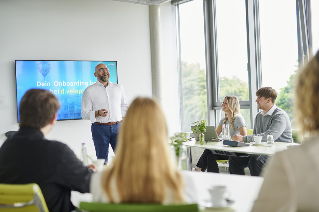 Onboarding von Mitarbeitenden in einem Meetingraum.