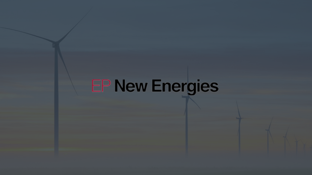 Das Bild zeigt das Logo von EP New Energies vor dem Hintergrund von Windrädern