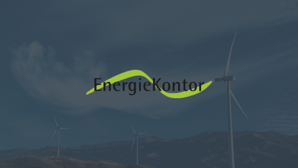 Das Bild zeigt das Logo von Energiekontor vor Windrädern als Hintergrund