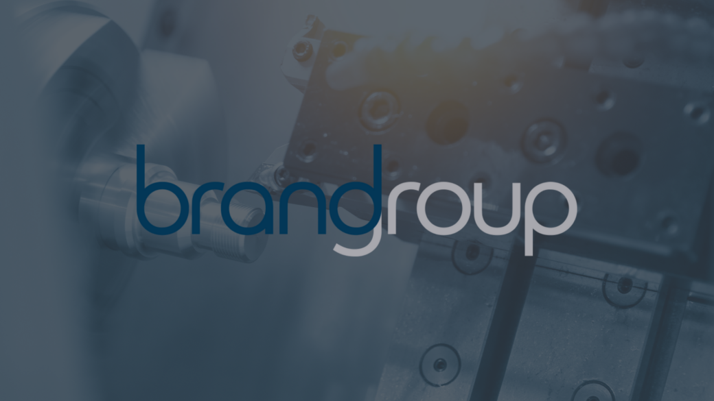 Die Grafik zeigt das Logo der brandgroup vor einem Herstellungsprozess in einer Industriehalle