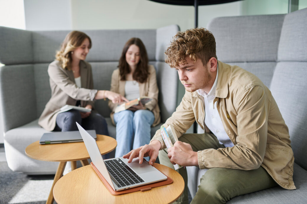 d.velop Mitarbeiter vorm Laptop
