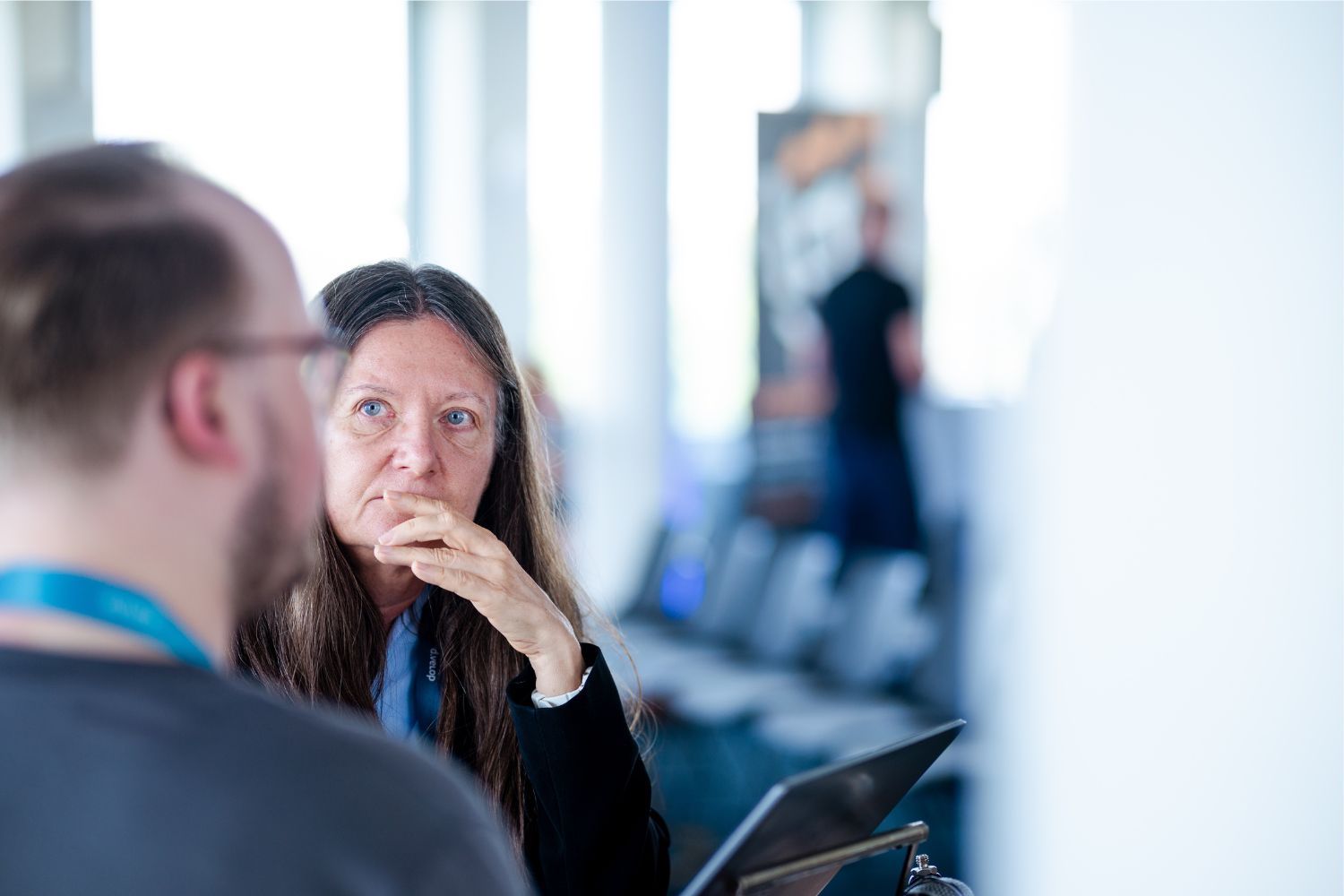 Personen im Gespräch beim Netzwerken der IHKs und HWKs auf dem Kammerworkshop Kiel