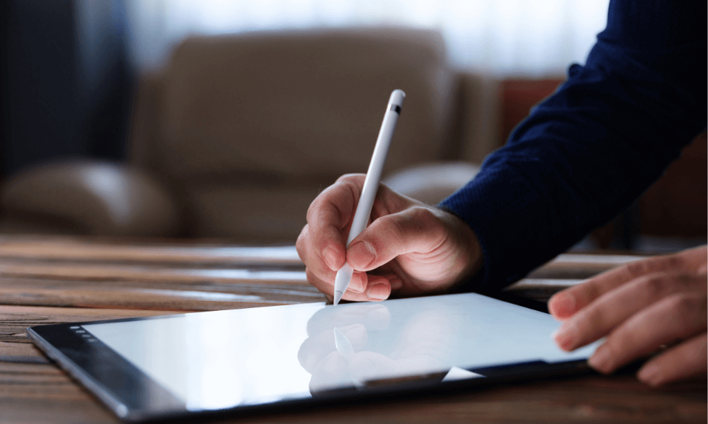 Person unterschreibt digital auf einem Tablet – Qualifizierte elektronische Signatur Anbieter für sichere und rechtskonforme Dokumente