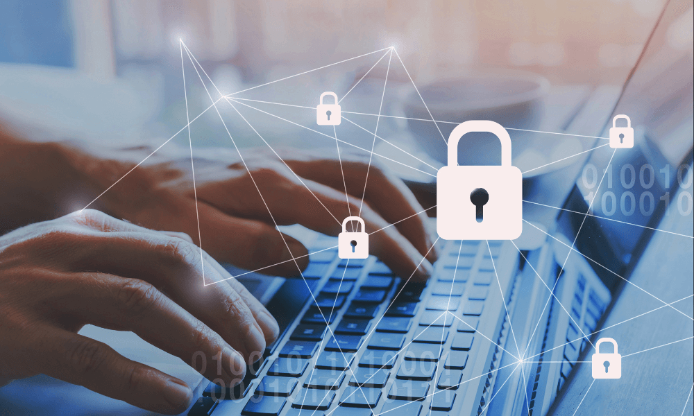 Hände auf Laptop-Tastatur mit digitalen Sicherheitssymbolen – Qualifizierte elektronische Signatur Anbieter gewährleisten höchste Datensicherheit