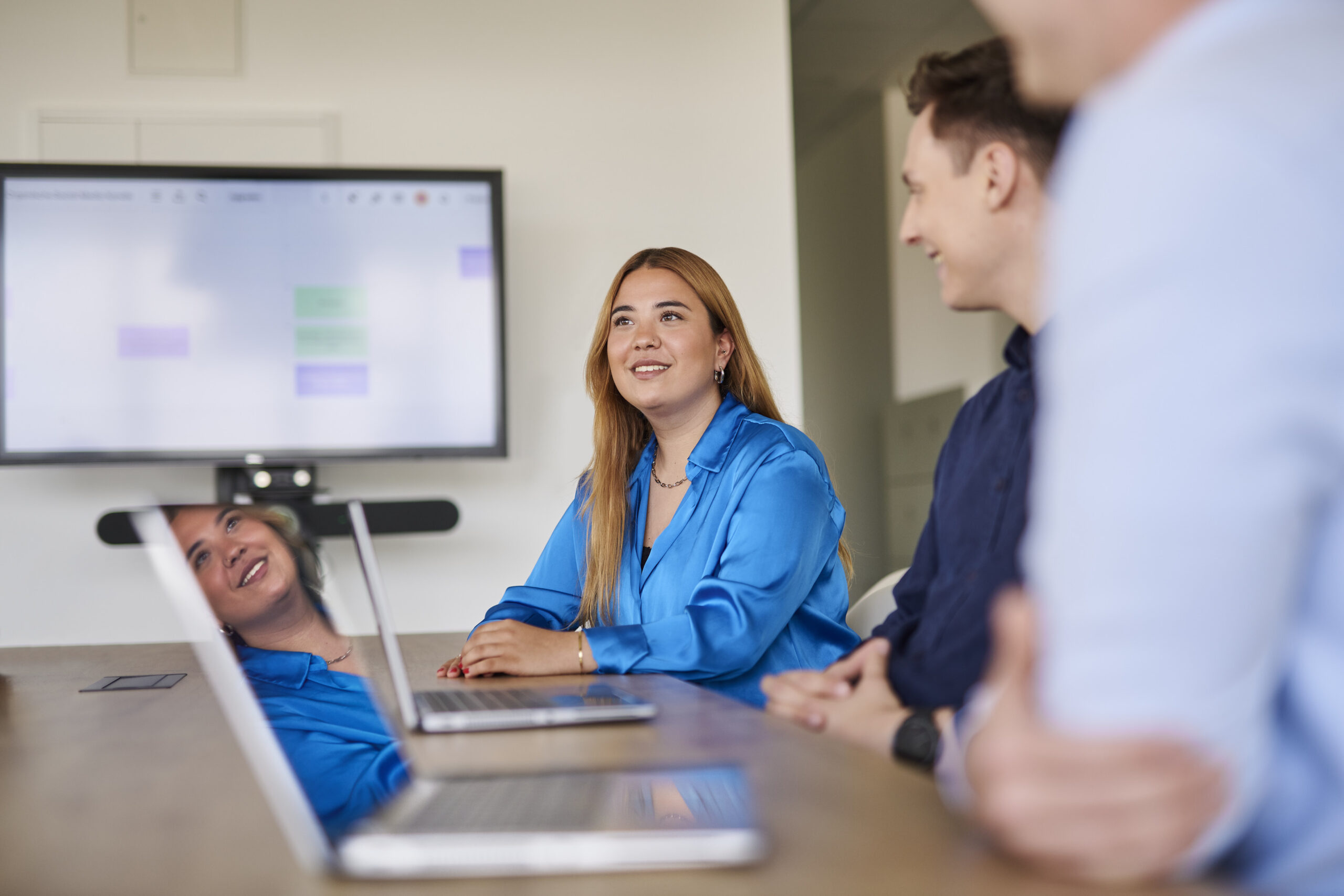 d.velop Mitarbeitende in Meetingsituation